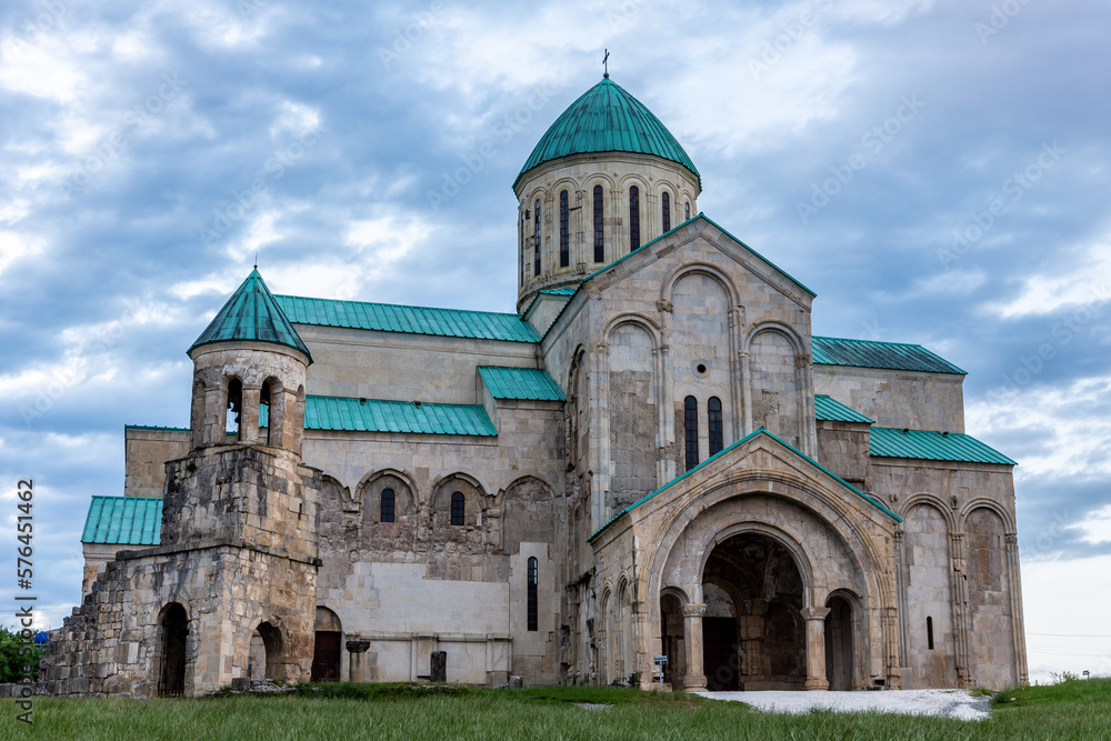 Obraz premium Bagrati Cathedral (Kutaisi Cathedral), XI-century monastery, example of Georgian architecture with stone walls and turquoise roof and domes, Kutaisi, Georgia.