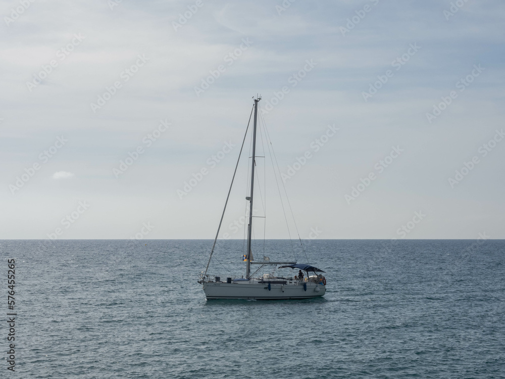 Navegando en velero en el mar mediterraneo, en Sitges, Tarragona