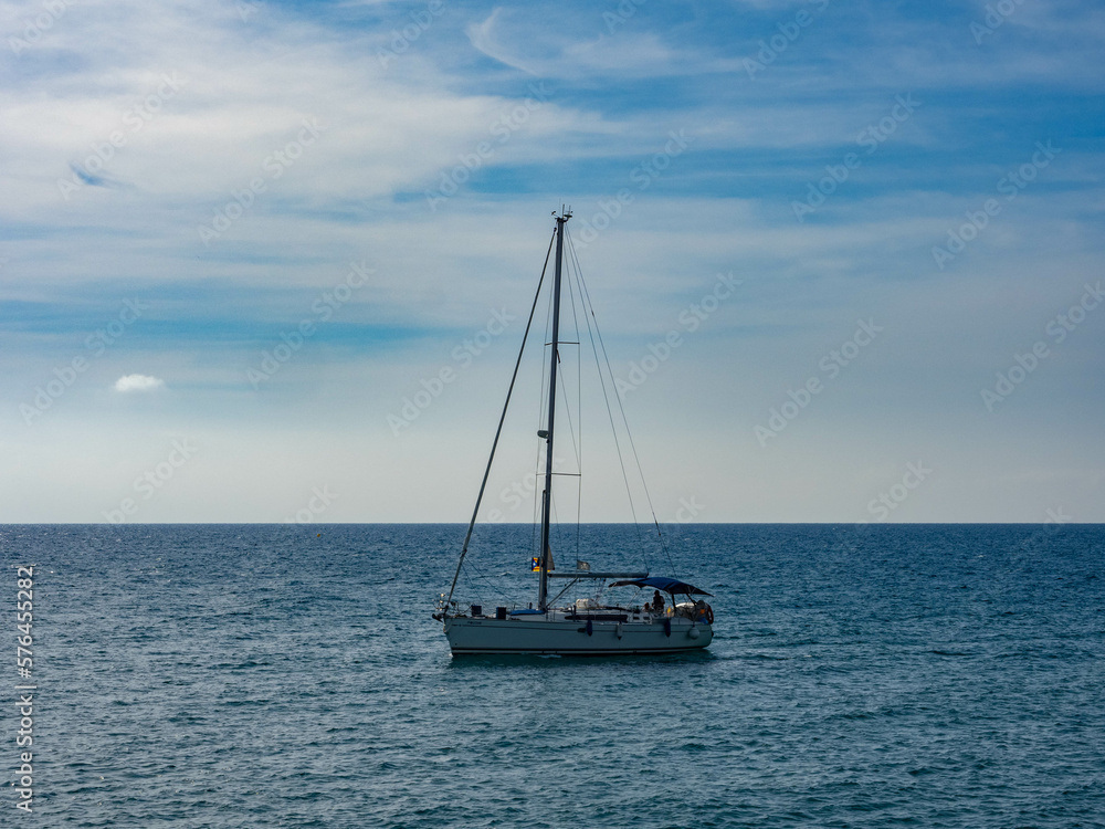 Navegando en velero en el mar mediterraneo, en Sitges, Tarragona