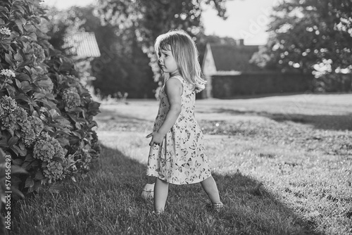 Foto Retro photo of a sad child in a sundress in the suburbs