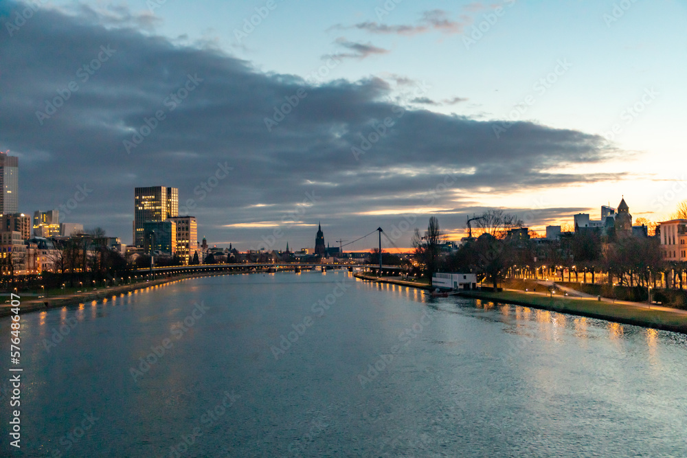Fototapeta premium scenic view to skyline of Frankfurt am Main with river Main