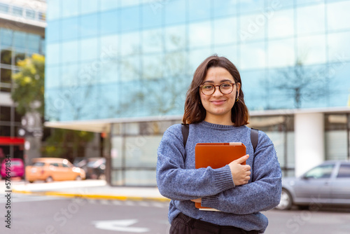 Foto Joven mujer, con mochila, auriculares, preparada para comenzar la universidad
