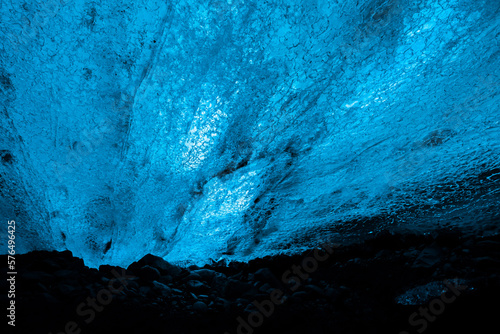 Grotte de glace en Islande. Reflet du soleil sur la glace bleue.