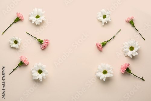 Frame made of beautiful chrysanthemum and carnation flowers on beige background © Pixel-Shot