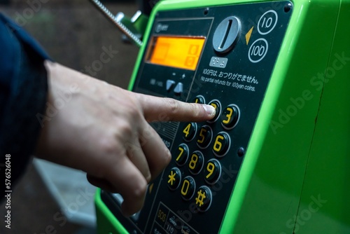 公衆電話をかける人(夜)