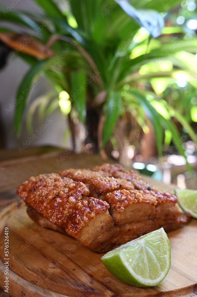 Foto de pork rinds, pururuca fried pork skin, pork panceta brazilian