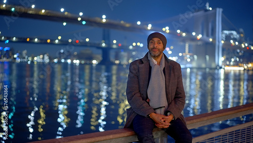 Cuadro en lienzo Afro-American man standing at Brooklyn Bridge New York at night - travel photogr