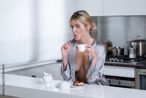 Φωτογραφία Woman drink coffee in a kitchen