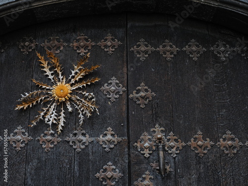 Eguzkilore para proteger la casa de las brujas en una puerta antigua de Otsagabia, Navarra photo