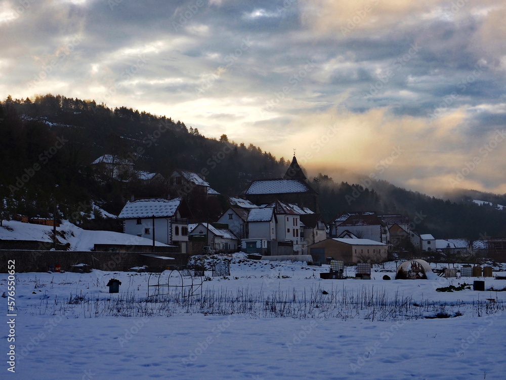 Otsagabia en invierno al atardecer, Navarra