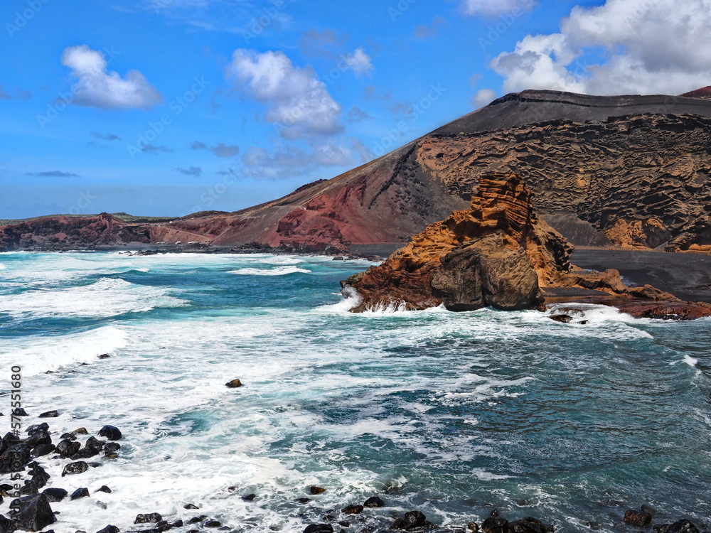 Playa de Montaña Bermeja y los Hervideros en Timanfaya, Lanzarote, Islas Canarias Playa de Montaña Bermeja y los Hervideros en Timanfaya, Lanzarote, Islas Canarias