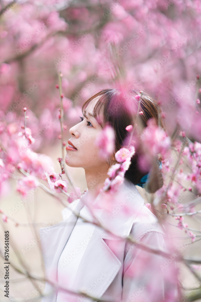 Fototapeta premium 梅の花と女性