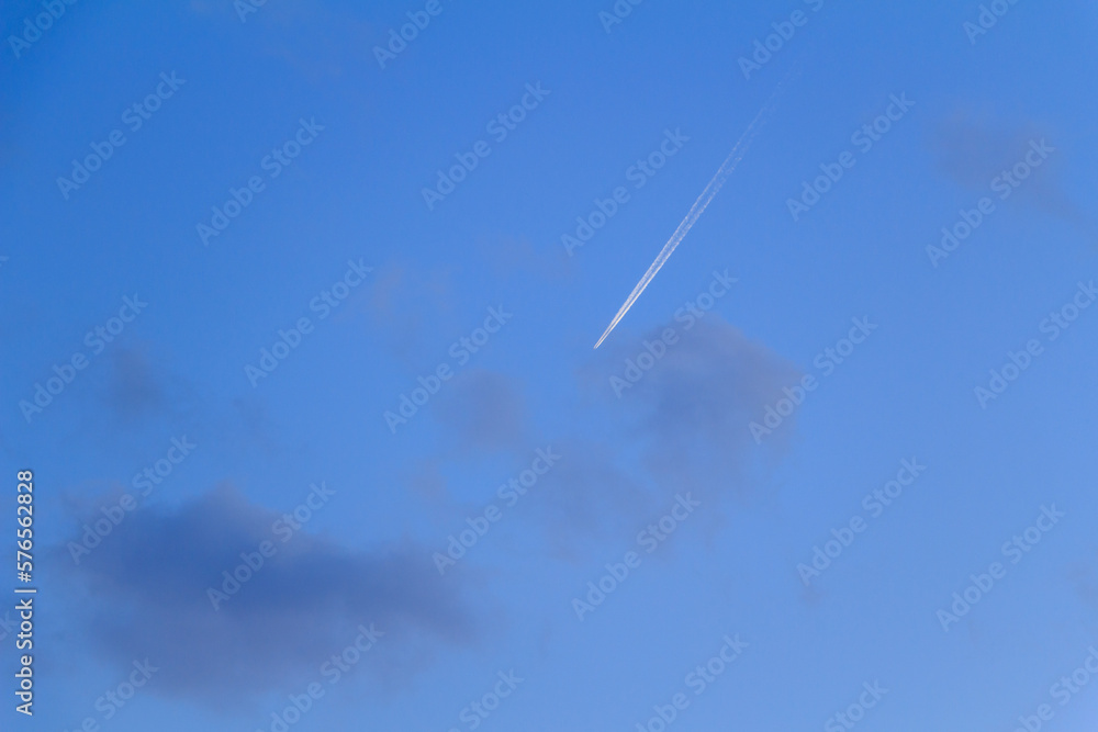 青空を飛ぶ飛行機 飛行機雲 旅行イメージ 青空を飛ぶ飛行機 飛行機雲 旅行イメージ