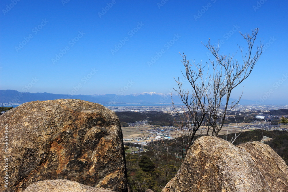 堂山の登山道からの比良山地方面の眺め