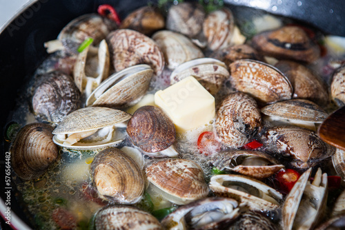 Fototapeta Naklejka Na Ścianę i Meble -  Today's menu is steamed clams with butter
