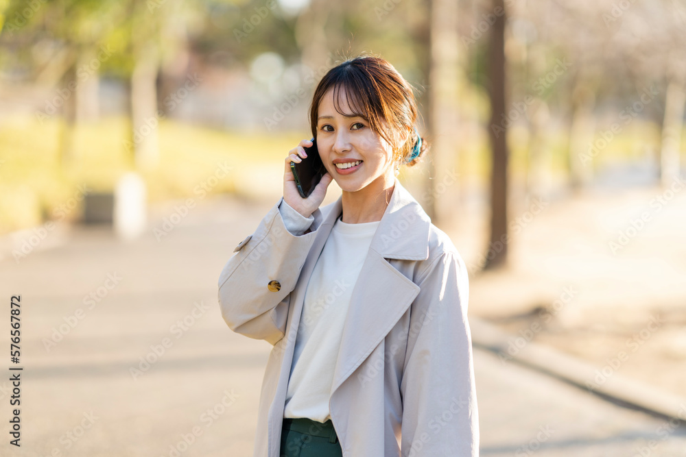 スマートフォンを使う女性