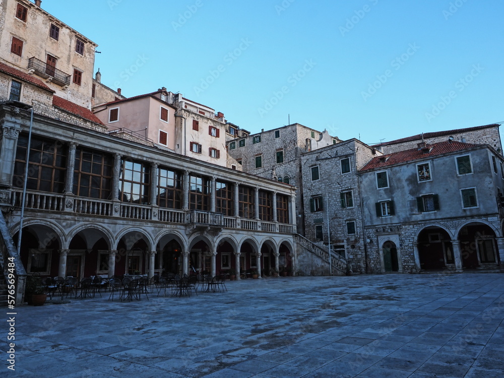 Bellísima plaza de Sibenik en Croacia