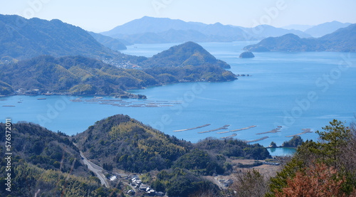 日本の瀬戸内海の山の頂上から見える海と島の風景