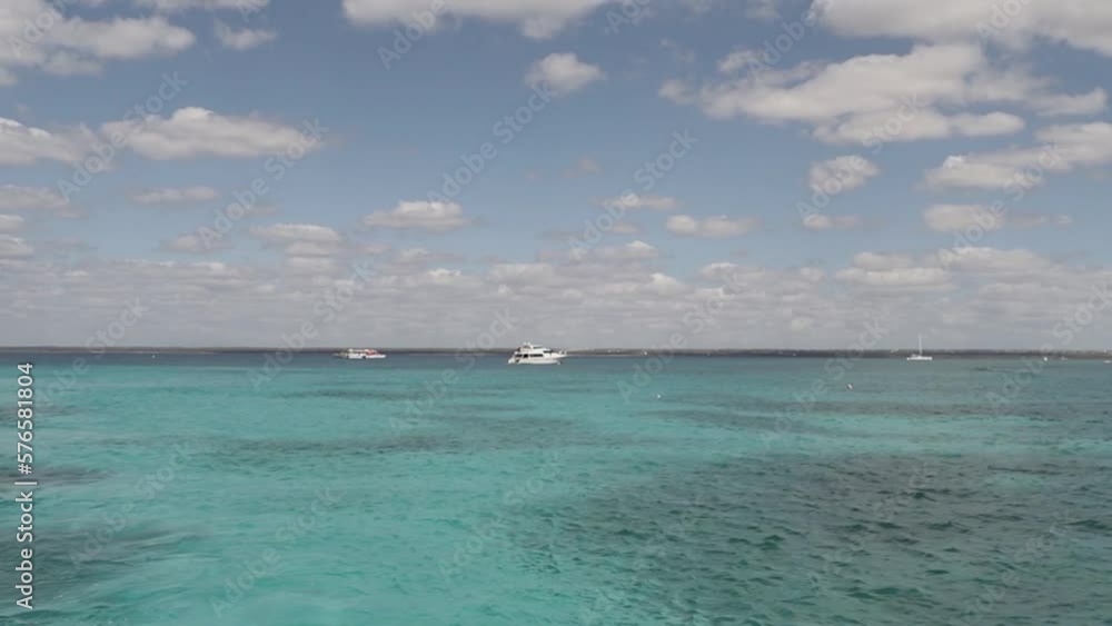 Vista aérea de un fondo azul de agua de mar y reflejos solares. Vista aérea mediante drones. Olas en la superficie del agua. Vista aérea de un fondo azul de agua de mar y reflejos solares. Vista aérea mediante drones. Olas en la superficie del agua.