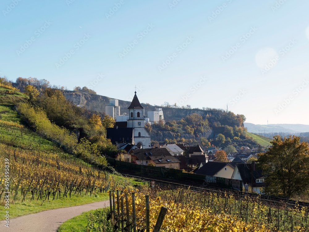 Istein (Efringen-Kirchen), commune allemande sur la rive gauche du Rhin. La chapelle Saint-Michel au centre du vieux village, la vallée du Rhin et le Sundgau à l'horizon Istein (Efringen-Kirchen), commune allemande sur la rive gauche du Rhin. La chapelle Saint-Michel au centre du vieux village, la vallée du Rhin et le Sundgau à l'horizon