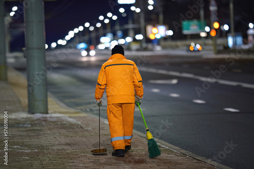 Canvastavla Worker sweep city street with broom and dustpan, janitor with broomstick and scoop for garbage work at night