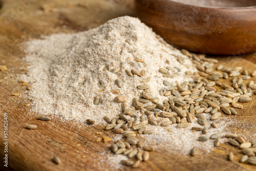 Fotografie Wheat flour with bran for cooking bread