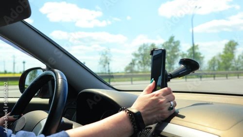 Wallpaper Mural woman is driving a auto, her hands are on the steering wheel, the sun is shining.  Torontodigital.ca