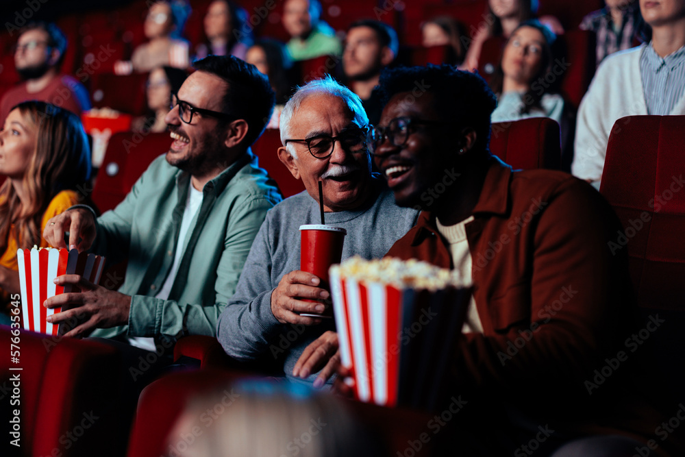 Obraz premium Multigenerational friends in cinema.