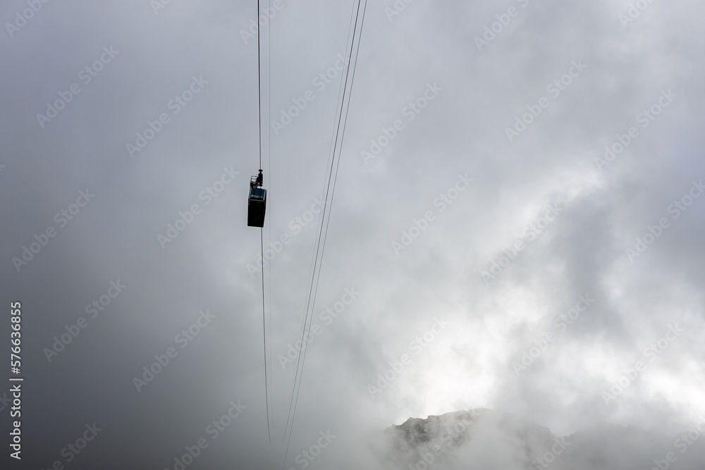 Teleférico con un cielo nuboso Teleférico con un cielo nuboso