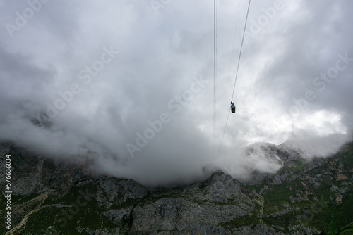 Teleférico en alta montaña rodeado de nubes