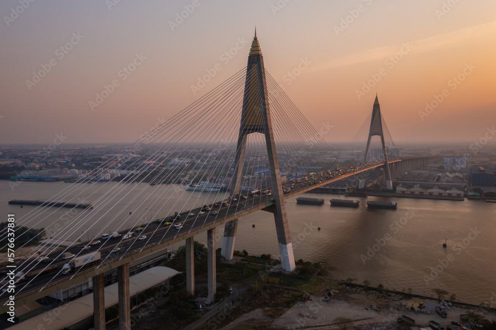 Obraz premium Aerial view of kanchanaphisek Bridge sunset Bangkok, Thailand 