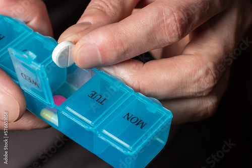 Foto Man take pills from box