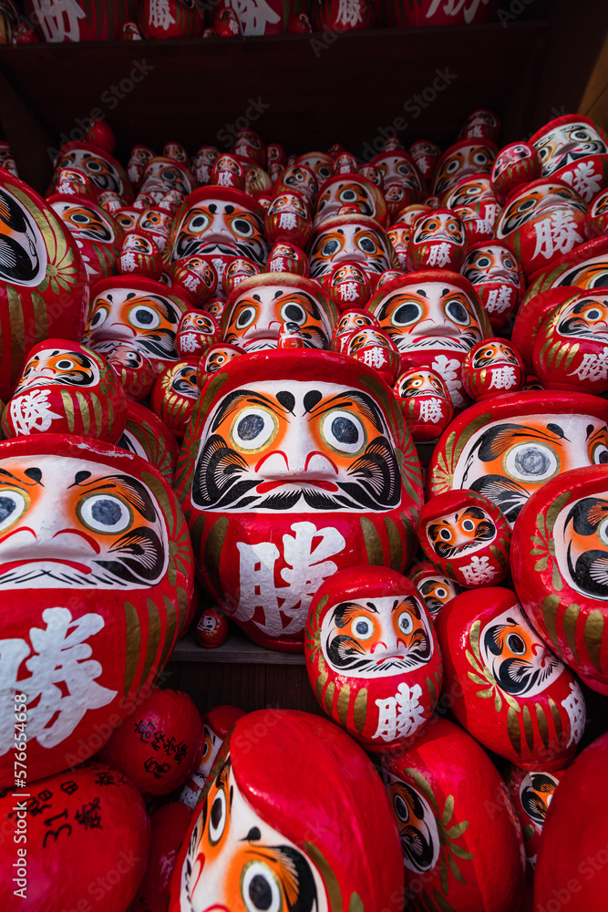 日本　大阪府箕面市にある勝尾寺の勝ちダルマ納め所に敷き詰められたダルマ達