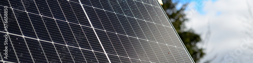 Banner für Elektriker mit Photovoltaik Solar Panel (PV Modul) der Energiewende auf Haus Dach als web Hintergrund oder Logo photo