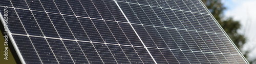 Solardach Banner mit Photovoltaik Solar Panel für Sonnenstrom Energiewende als Hintergrund für web free space photo