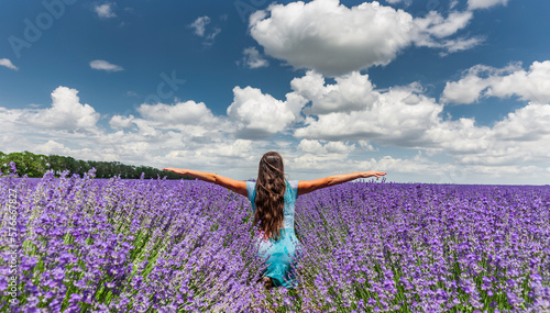 Glückliche Frau in einem Lavendelfeld im Sommer