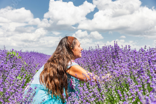 Frau in einem Lavendelfeld im Sommer closeup