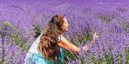 Frau in einem Lavendelfeld im Sommer closeup