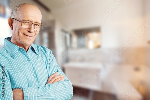 Forgetful old man with amnesia, posing on background