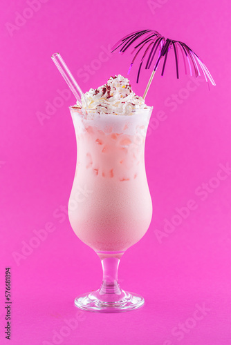 Pinker Cocktail mit Sahne