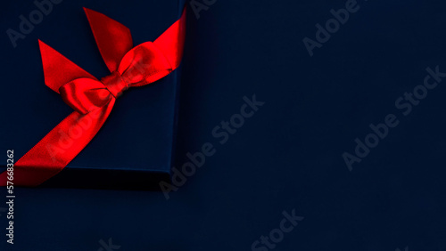 Obraz na płótnie blue gift box with a red bow on blue background. w salonie