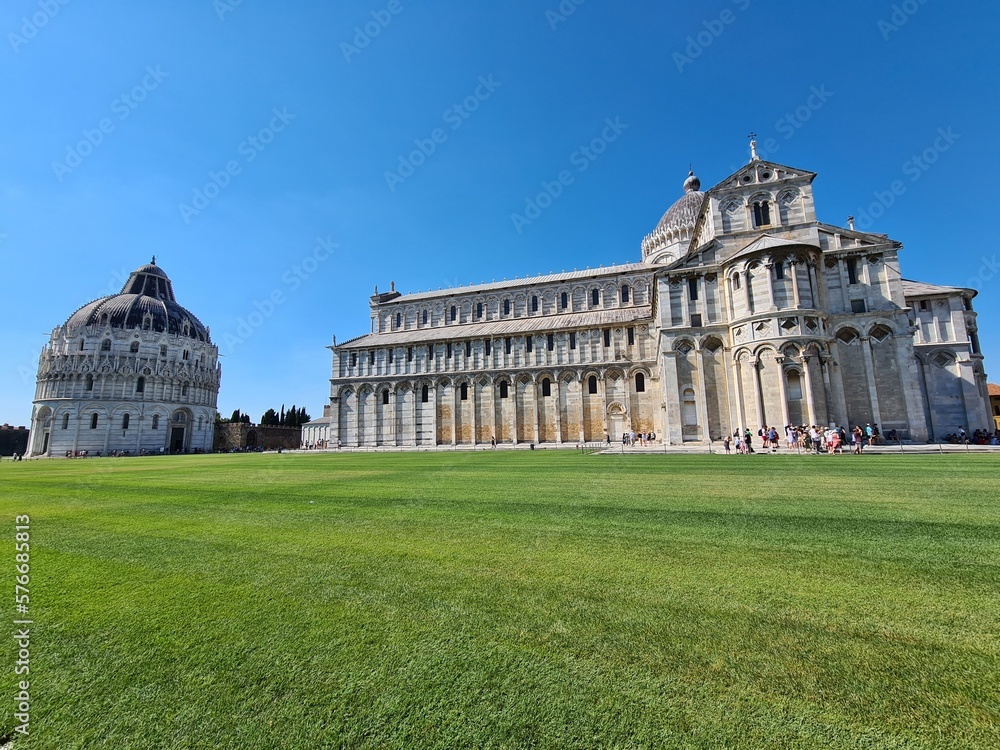 Obraz premium 2022.07.15 Italy, Pisa Cathedral of Santa Maria Assunta in Piazza dei Miracoli, evocative image of the Cathedral with the Baptistery in the background under a clear sky