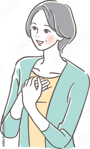 胸に手を当てるシニア女性