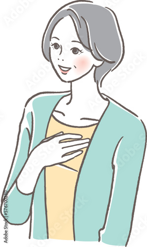胸に手を当てるシニア女性