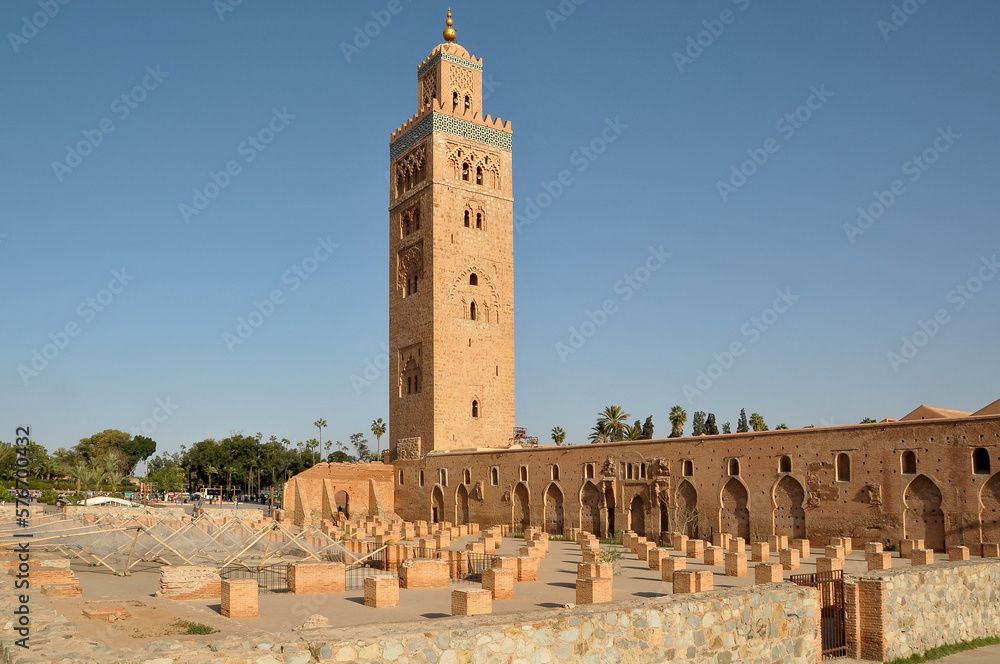 Cementerio y minarete de la mezquita Kotubía, en la ciudad de Marrakech, Marruecos