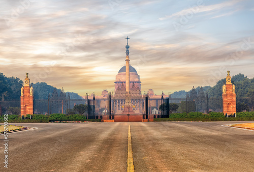 Obraz na płótnie Rajpath boulevard and Rasthrapati Bhawan, the Presidential palace, Delhi, India w salonie