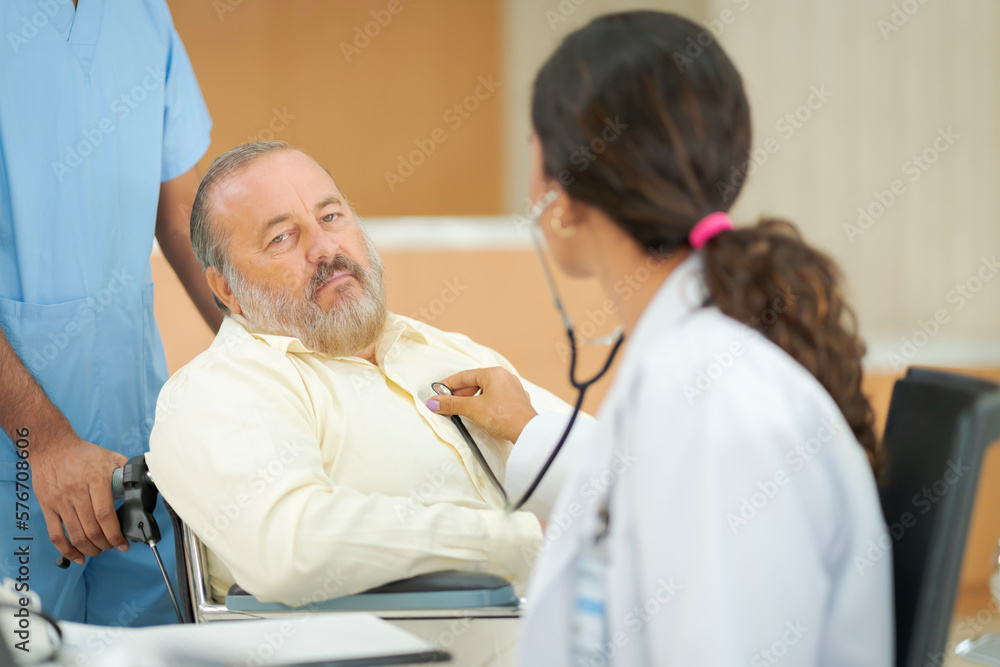 Obraz premium An elderly male patient with high body fat, obesity, sees a doctor at the hospital due to body problems because of a lot of weight.