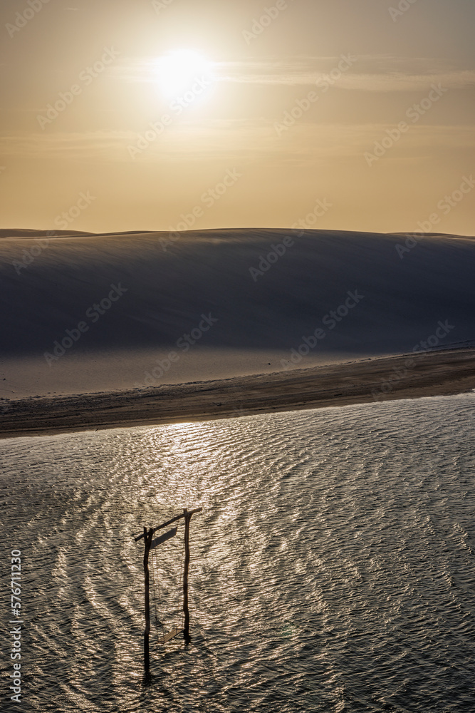 Fototapeta premium Por do Sol nos Lençóis Maranhenses com sombra nas dunas na região da Lagoa Bonita