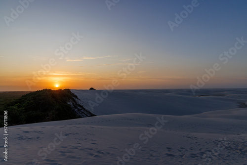 Por do Sol nos Lençóis Maranhenses com sombra nas dunas na região da Lagoa Bonita