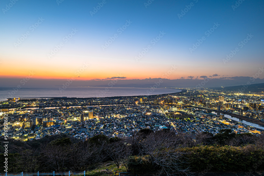 Fototapeta premium 夕暮れ時の静岡県沼津市の街並み 